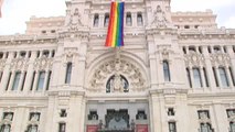La bandera arcoris luce en numerosos edificios oficiales de media España