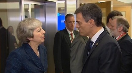 Sánchez junto a la primera ministra británica, Theresa May