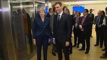 Pedro Sánchez conversa con Theresa May antes de la reunión del Consejo Europeo