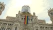 La bandera del arcoíris ya ondea en el Ayuntamiento de Madrid