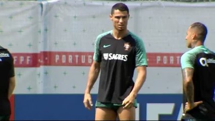 Скачать видео: Cristiano Ronaldo lidera el entrenamiento de Portugal