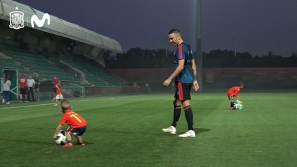 Aspas disfruta con su hijo tras el entrenamiento