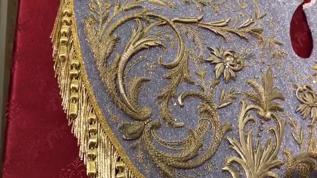 Restauración de uno de los 'mantos históricos' de la Virgen de los Desamparados