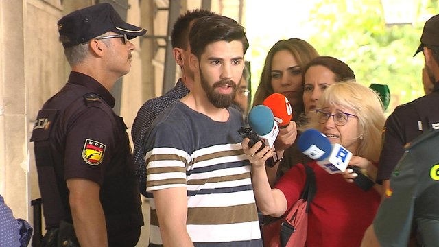 'La Manada' firma en los juzgados de Sevilla