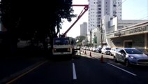 Cettrans orienta trânsito na Rua Paraná durante poda de árvores