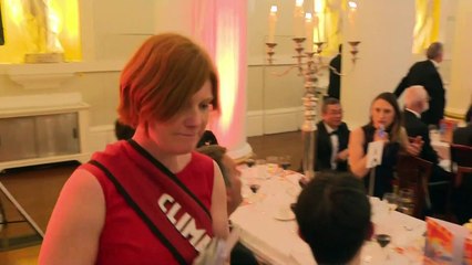 Suspenden a ministro británico por agredir a militante de Greenpeace