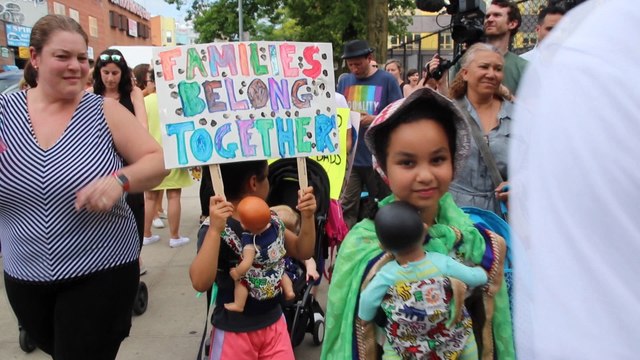 Una juez de EEUU prohíbe separar a familias de inmigrantes