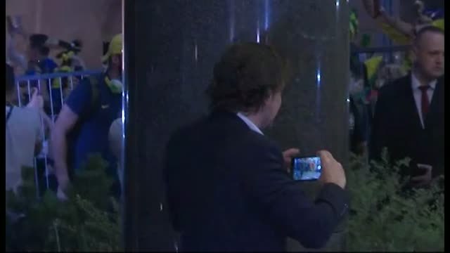 Centenares de aficionados brasileños montan una fiesta a la llegada de su selección a Moscú