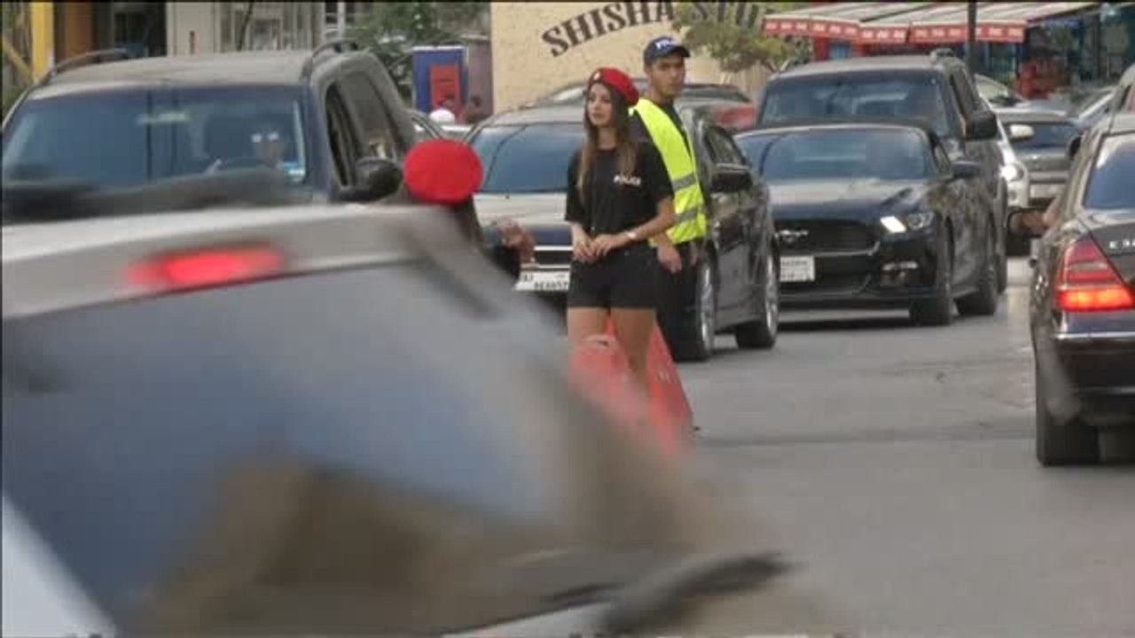 Agentes de tráfico en pantalones cortos