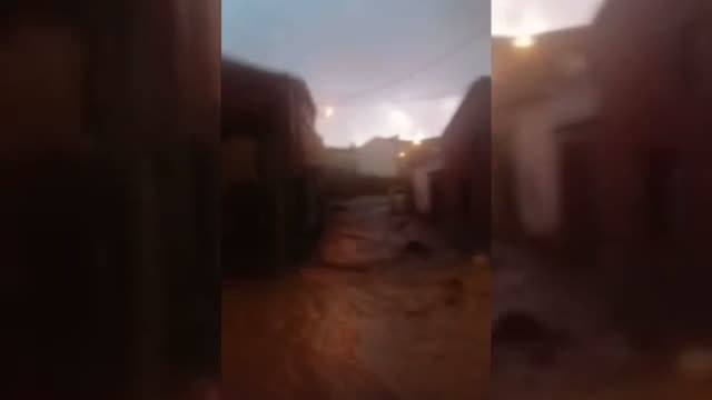 Una impresionante tromba de granizo inunda las calles de localidades del norte de Castilla y León