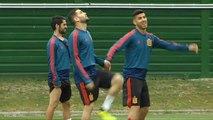 Sonrisas y 'buen rollo' entre los jugadores de España antes del choque contra Marruecos
