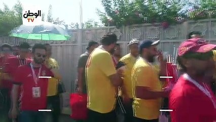 بـ شمسية وكاب ومروحة.. الجماهير تواجه ارتفاع درجة الحرارة أمام الاستاد