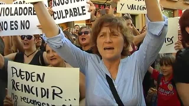 Miles de personas salen a la calle para arropar a la víctima de La Manada