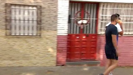 "El Prenda" celebra la libertad provisional en su domicilio de Sevilla