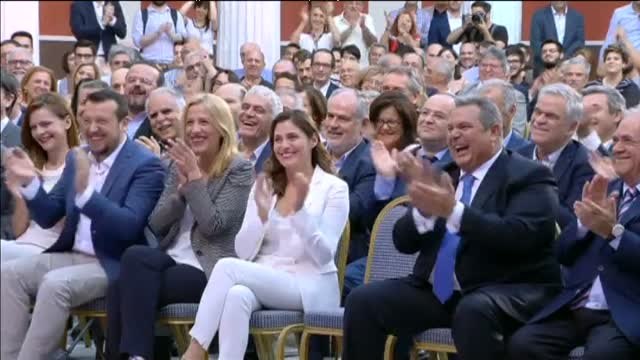 Tsipras cumple su promesa y se pone corbata tras un acuerdo histórico con el Eurogrupo