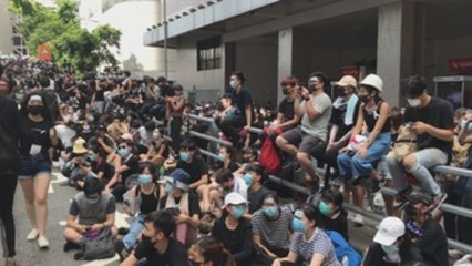 Miles de manifestantes rodean el cuartel general de la Policía en Hong Kong