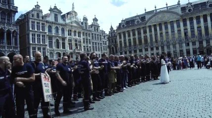 Grand-Place de Bruxelles: un couple de jeunes mariés, pris dans la manifestation des pompiers, réalise un geste inattendu