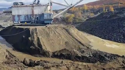 Regardez comment cette immense machine de construction a été déplacée de la dune de sable