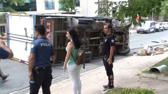 Yokuş aşağıya seyreden kamyon önce araca çarptı sonra devrildi
