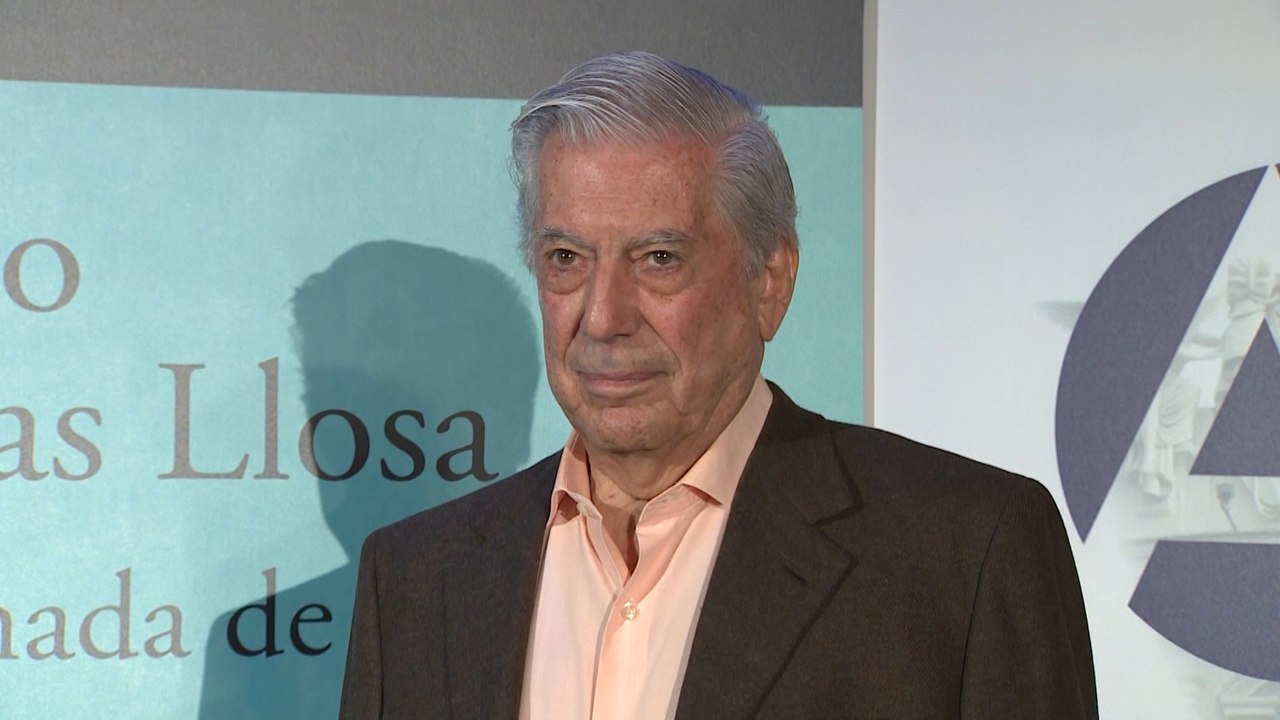 Mario Vargas Llosa, ingresado tras una repentina caída