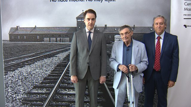 Un superviviente del Holocausto visita una exposición sobre Auschwitz