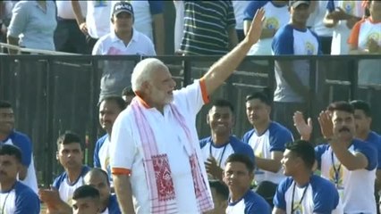 50.000 personas practican yoga junto al primer ministro indio