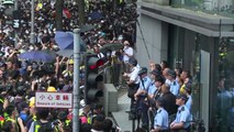 Miles de manifestantes bloquean sede de la policía en Hong Kong