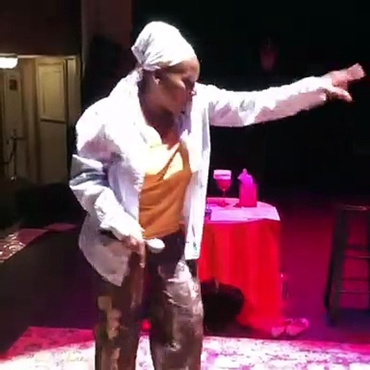 Cette vieille dame danse mieux que beaucoup de jeunes. A voir !!