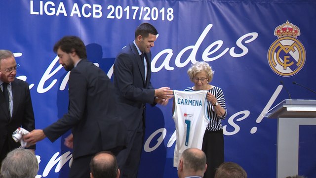 Carmena entrega unas medallas de chocolate al Real Madrid