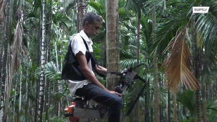 Un agricultor indio construye una máquina para escalar árboles