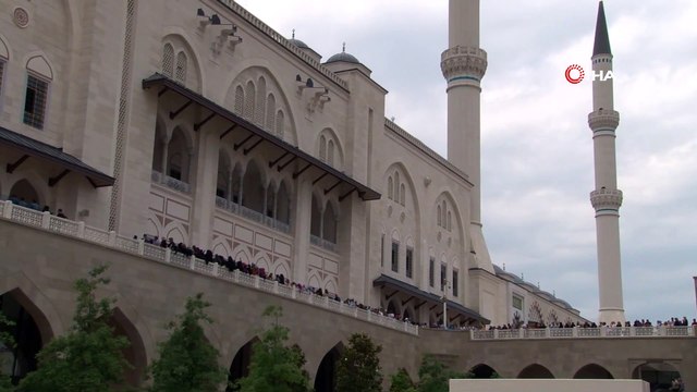 Cumhurbaşkanı Erdoğan Cuma namazını Çamlıca Camii'nde kıldı