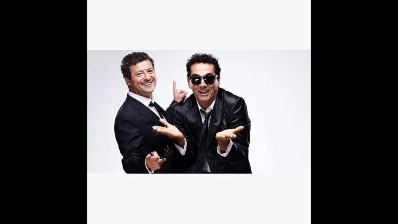 Le camping-car des Chevaliers du Fiel arrive dans le théâtre antique