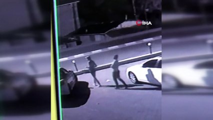 Sultanbeyli’de hırsızların bir araç değerindeki farları çaldığı anlar kamerada