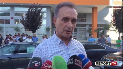 Report TV - Fier, Baçi mbledh militantët e PD për në Tiranë: PS merr fëmijët për fushatë!