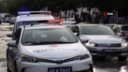 Otomobil çöken yola düştü