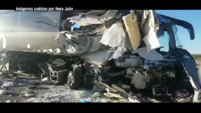 Dos fallecidos y cuatro heridos tras colisionar un bus con un camión en Jaén