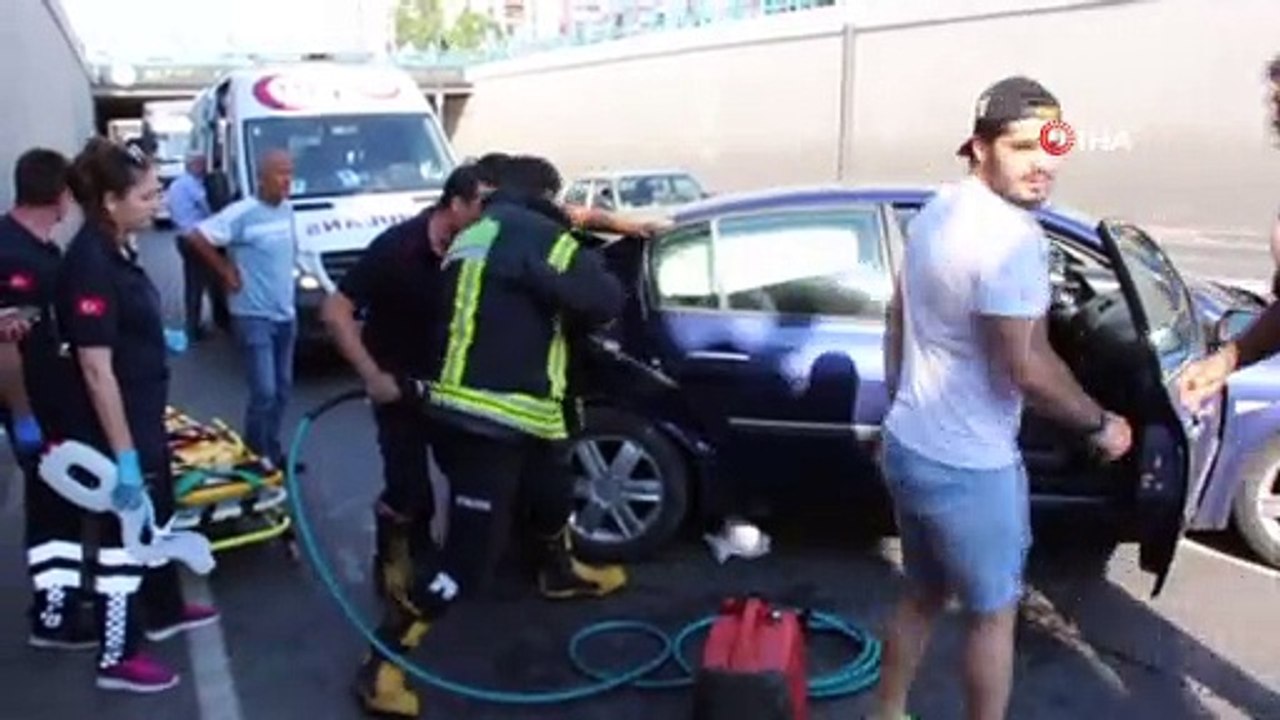 Kontrolden çıkan araç refüjü aşarak karşı şeride geçip duvara çarptı: 5 yaralı