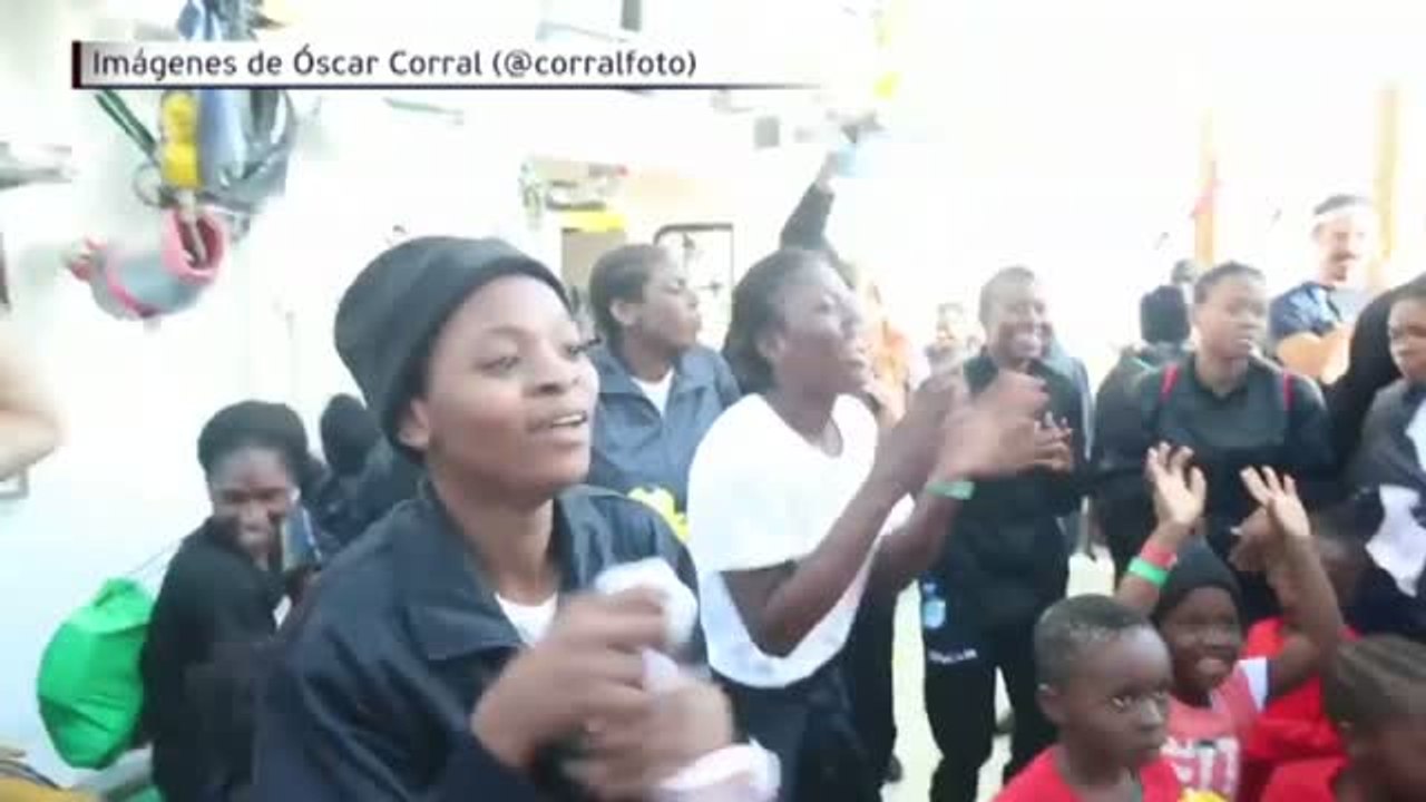 Alegría y emoción de los rescatados por el Aquarius al llegar a Valencia.