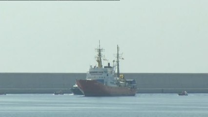 Desembarcan los primeros migrantes del 'Aquarius'