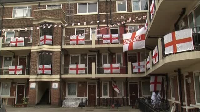 Cuelgan más de 300 banderas de la selección inglesa en un barrio de Londres