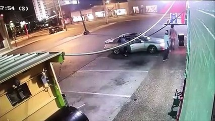 Un fou explose la voiture d'une femme qui a refusé de lui donner son numéro