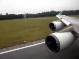 Les images impressionnantes de l'inversion de poussée d'un avion Boeing 747 qui atterrit.