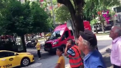 Ağaçta 3 gündür mahsur kalan kediyi Cankur kurtardı