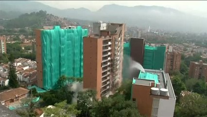 Espectacular derrumbe de un edificio en Medellín