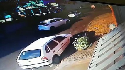 Vídeo mostra colisão entre carros no Parque São Paulo