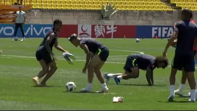 'Guerra de huevos' en el entrenamiento de Brasil en Rusia