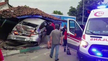 Midibüsün freni patladı, önünde sürüklenen otomobil otele çarptı