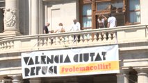 València ciudad refugio, la pancarta que se ha desplegado en el Ayuntamiento
