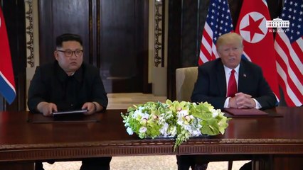 Trump firma un documento con Kim al final de la cumbre