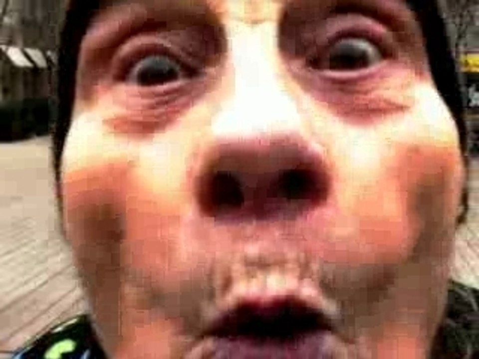 Mamie fait de la tecktonik Xo